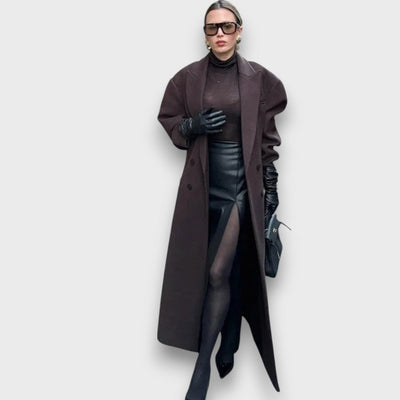 Oslaine – Cappotto in lana maximalista con silhouette maschile